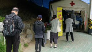 '다시 북적이는 선별진료소'