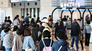 '사람들로 붐비는 김포공항'