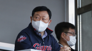 신동빈 회장, 롯데 자이언츠 경기장 깜짝 방문 