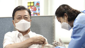 문 대통령 내외, AZ백신 2차 접종