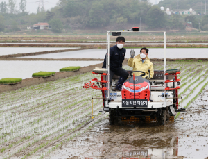 충남 농업, 자율주행이앙-드론직파로 인력·비용 ‘뚝’