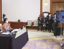 문 대통령 내외, 어린이들과 랜선 초청 만남