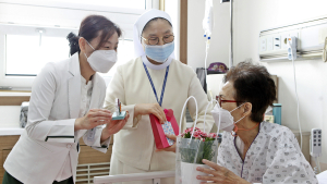 [쿠키포토] 의료현장 곳곳에 만개한 카네이션 