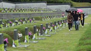 궂은 날씨에도  5·18 묘지 찾은 참배객