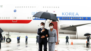 문 대통령 내외, 유럽 3개국 순방 마치고 귀국