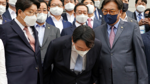 대선출마선언에 앞서 인사하는 윤석열