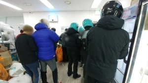 “배달없인 못살아” 라이더 쟁탈전…캠핑카·금덩이까지 내걸어