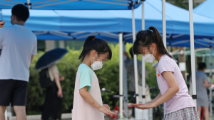 얼음으로 더위 식히는 어린이들