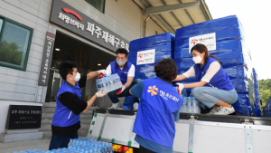 오비맥주, 폭염 취약계층에 생수 2만8440병 긴급 지원
