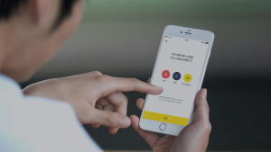 상장 첫날 금융 대장주 꿰찬 카카오뱅크, 주가 향방은