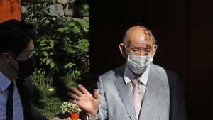 손 흔들며 자택 나서는 전두환