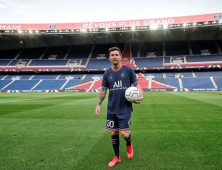 캄푸 누서 눈물 흘린 메시 파리로 간다…PSG 입단, 2년 계약 