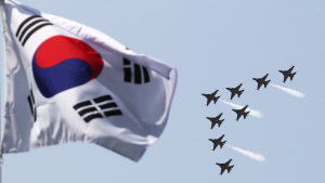 태극기 위로 비행하는 블랙이글스