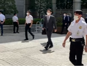 점심식사후 법정에 들어오는 이재용
