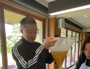 구자은 회장, 집 뒤뜰서 양봉···꿀벌살리기 운동 동참 중 