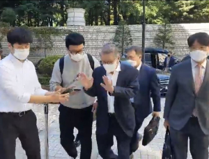 손사래 치는 최신원 회장
