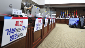 여야 피켓 문제로 대립... 국방부 국감 첫날부터 파행