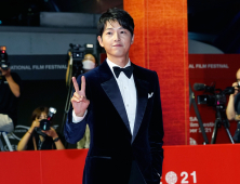 [2021 BIFF] 송중기 '신사의 애교'
