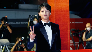 [2021 BIFF] 송중기 '신사의 애교'