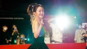 [2021 BIFF]  2년 만에 걷는 부산국제영화제 레드카펫...  '블랙'이 옳았다
