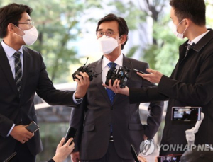 ‘한동훈 명예훼손 혐의’ 유시민 첫 재판 “개인 아닌 검찰 대상” 
