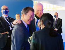 '오랜 친구처럼...' 인사 나누는 문 대통령과 바이든