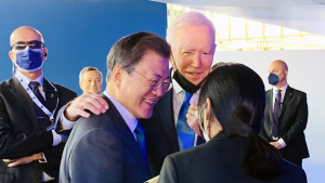 '오랜 친구처럼...' 인사 나누는 문 대통령과 바이든