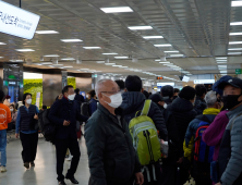 평일에도 붐비는 제주국제공항