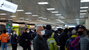 평일에도 붐비는 제주국제공항