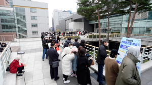 끝이 안 보이는 선별진료소 코로나19 검사 대기 줄
