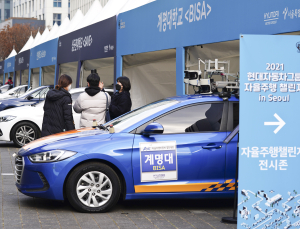 준비중인 도심 속 자율주행 차량