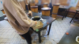 “종업원 더 뽑았는데, 위드 코로나 위태”…불안한 자영업자