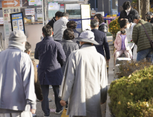 “고령층 중환자·사망자 절반이 백신 미접종… 접종 참여해달라”