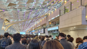 꽉 찬 김포공항 vs 텅 빈 인천공항…코로나 재확산 항공업계 긴장