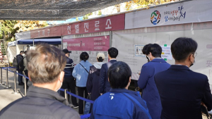 거리두기 효과 '오미크론'에 달렸나…유행 예측 어려워    