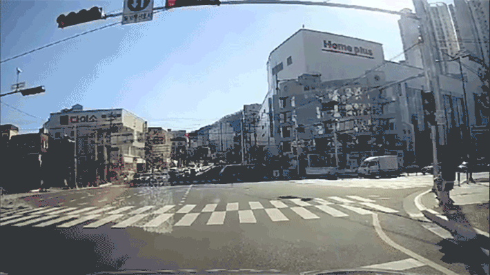 부산 홈플러스 5층 주차장서 택시 추락