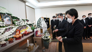 故 배은심 여사 빈소 찾아 조문하는 문 대통령