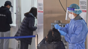 '코로나 먹는 치료제' 도입…고위험군 우선 처방 가능성 ↑