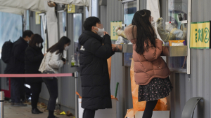 거리두기 완화될까… 관건은 ‘오미크론’