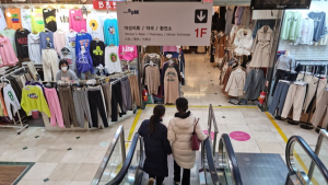 “새해 기대 접었다”…의류메카 동대문에 부는 찬바람