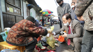 박상돈 천안시장, 설맞이 전통시장 방문...상인들 격려