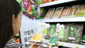 “배달·택배·장보기까지…” 편의점, 마트도 밀어낸다