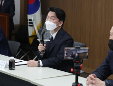 안철수 “방역패스·9시 제한, 이해 가지 않아”