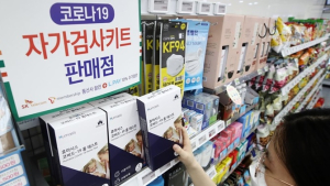 “확진자 3만” 진단키트 수요 폭증…편의점 업계 ‘전전긍긍’
