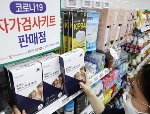 “확진자 3만” 진단키트 수요 폭증…편의점 업계 ‘전전긍긍’