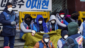 강추위 속 CJ대한통운 입구 지키는 택배 노조원들