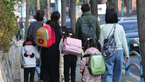 오미크론에도 “학교 간다”… 때아닌 ‘책가방 특수’