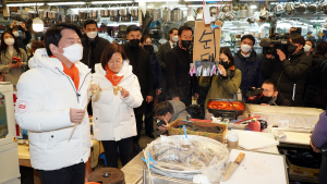 아내와 고향 찾은 안철수 
