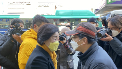 안양 찾은 沈 보러 나온 상인들...“사진 찍어주세요 후보님”
