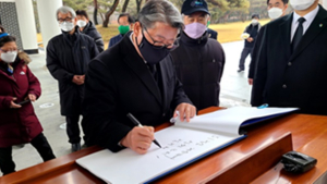현충원 찾은 조원진 “반성 사과없는 李·尹 희망없어”